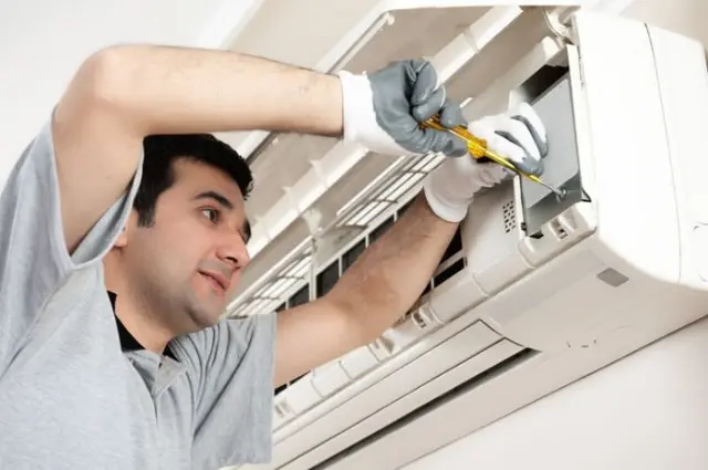 Lỗi máy lạnh Daikin cần gọi thợ sửa, tránh tự làm gây hỏng nặng hơn