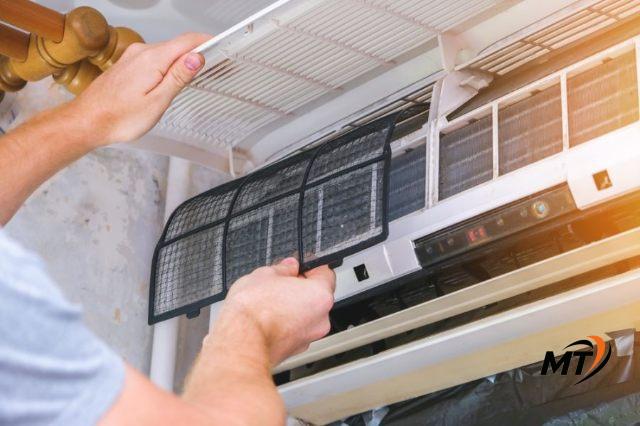 Cánh vẫy điều hòa nứt nhẹ gây tiếng va đập