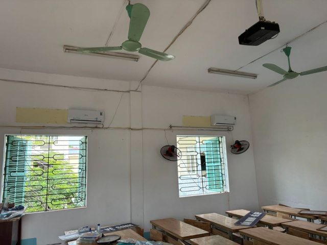 2 dàn lạnh được lắp song song trên tường lớp học, kết hợp với quạt trần và quạt treo tường để tăng hiệu quả làm mát