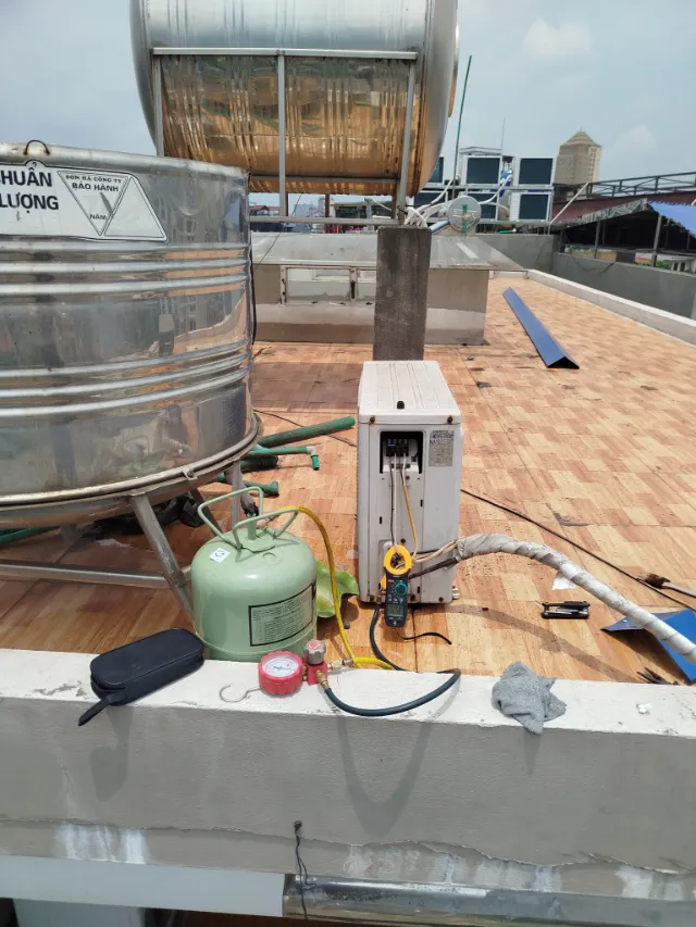 Bình gas và bộ đồng hồ đo áp suất được lắp đặt, chuẩn bị cho quá trình nạp gas bổ sung sau khi thay van