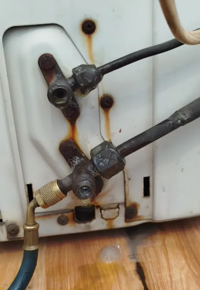 Kỹ thuật viên tháo đầu bọc van cũ bị hỏng trên cục nóng điều hòa. Đây là nguyên nhân gây rò rỉ gas, làm điều hòa kém lạnh
