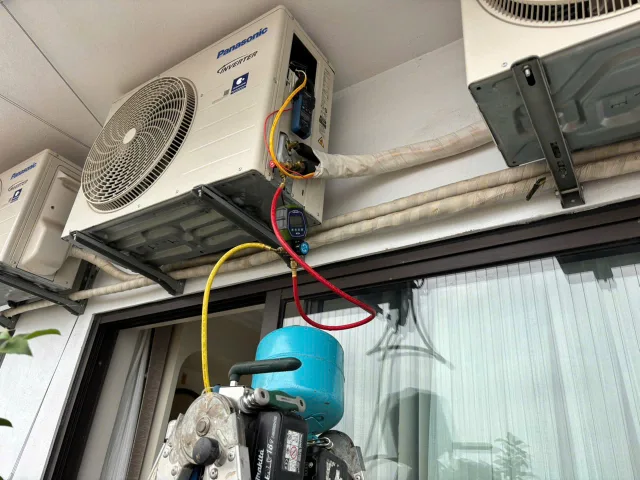 Kỹ thuật viên tiến hành nạp gas bổ sung cho điều hòa Panasonic sau khi đã thay thế đường ống đồng. Sử dụng đồng hồ đo áp suất để đảm bảo lượng gas đạt chuẩn theo khuyến nghị của hãng