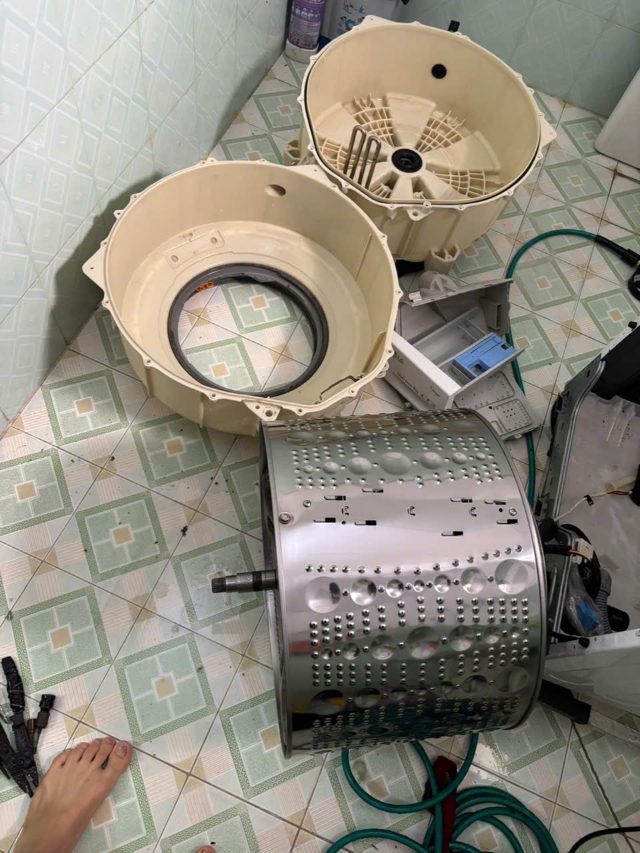 Tháo rời lồng giặt và vỏ máy để kiểm tra cặn bẩn, nấm mốc bám lâu ngày bên trong máy giặt