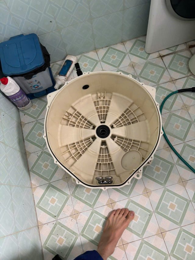 Vệ sinh chuyên sâu lồng giặt, mâm giặt và các chi tiết bên trong bằng dung dịch chuyên dụng, loại bỏ hoàn toàn mùi hôi và vi khuẩn